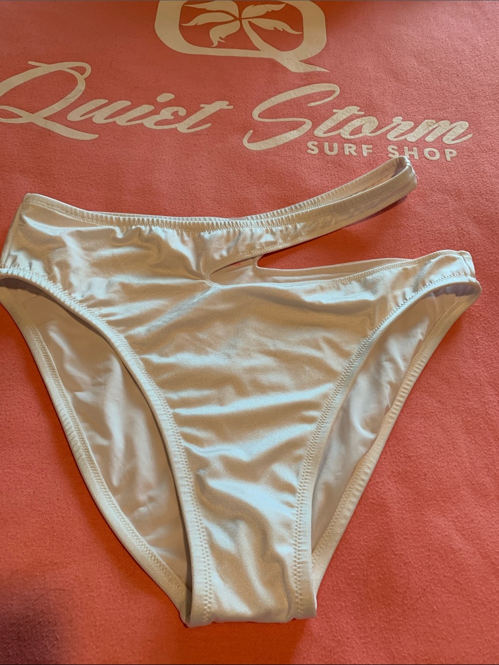 NWOT Victoria’s Secret White Asymmetrical Bikini Bottom w Panty Liner Large